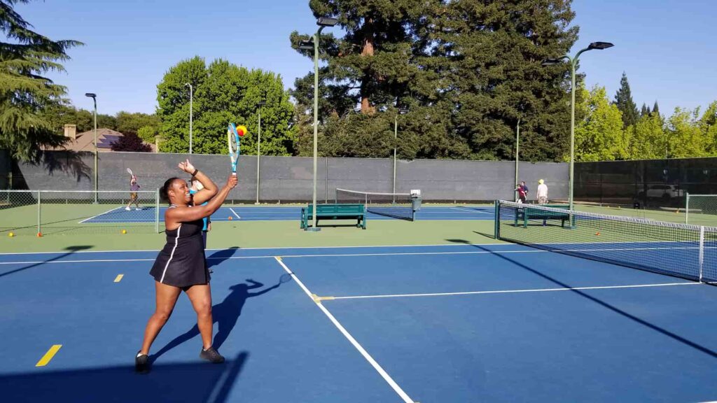 jessica-gonzalez-playing-tennis-court