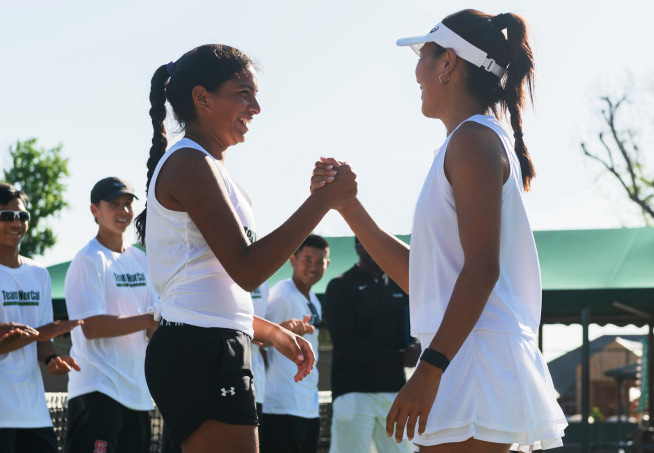 juniors-tennis_players_handshake_celebration